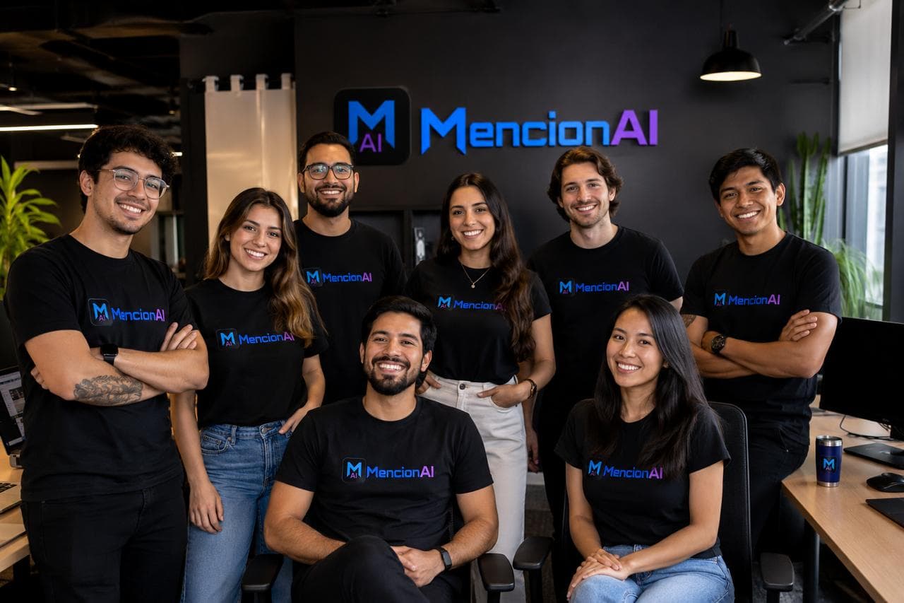 Time MencionAI colaborando em produto de visibilidade em IA